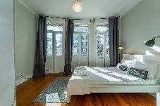 Apartamento em Porto - Large and Charming Apartment Downtown 